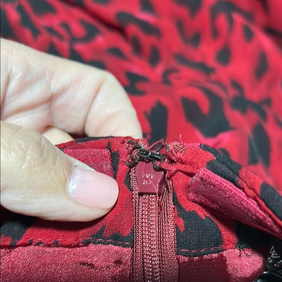 Elegant Red and Black Strapless Dress - Picture 8 of 8